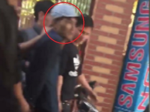 Canh thuyet phuc nguoi dan ong cam dao co thu hinh anh