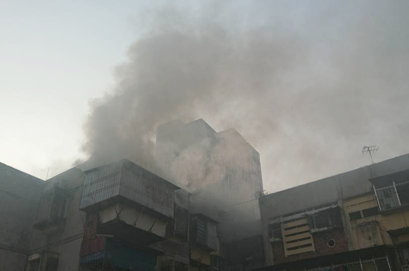 Dan nhao nhac chay khoi khu tap the trong vu chay hinh anh