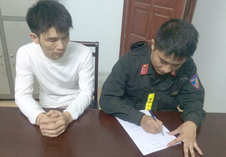 Tai xe giau ma tuy, binh xit hoi cay trong oto hinh anh