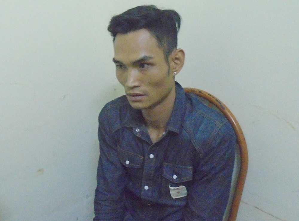 Nguoi dan ong co thu tren noc nha khai nhan sat hai vo hinh anh