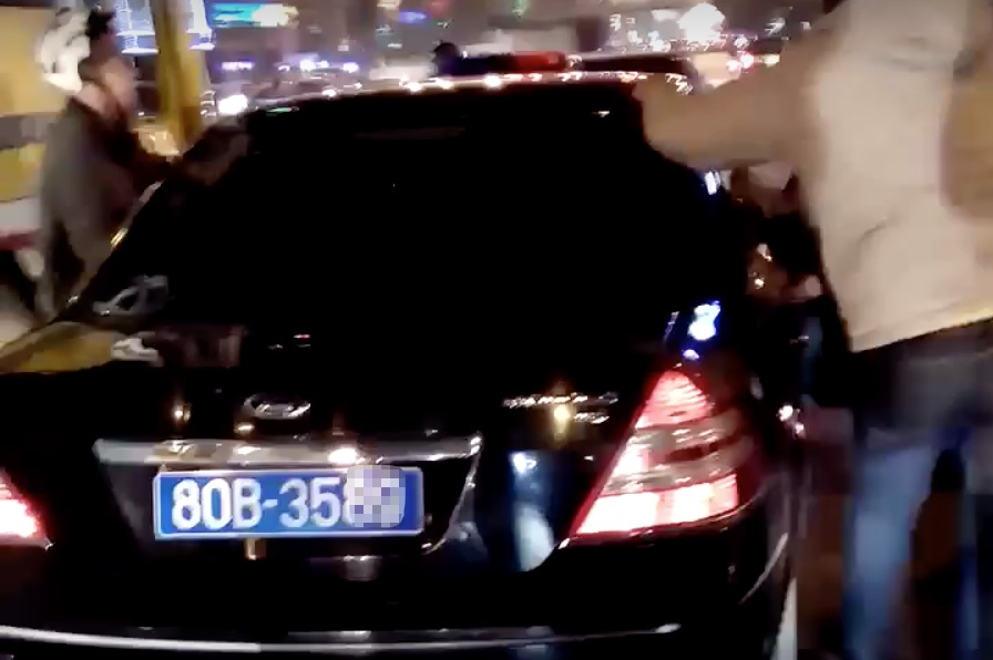 Clip dan Ha Noi truy duoi oto bien xanh gay tai nan bo chay hinh anh