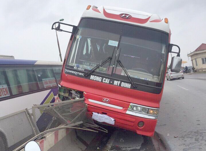 xe khách nghiêng cầu Thăng Long ảnh 1 xe khach nghieng cau Thang Long anh 1