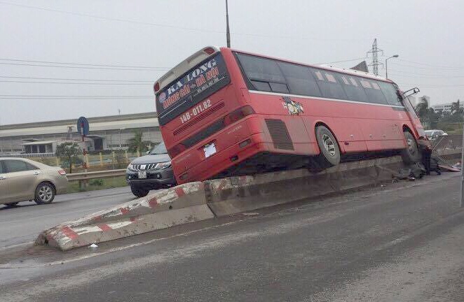 Xe khach leo dai phan cach tren cao toc di Noi Bai hinh anh