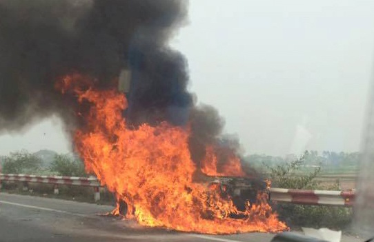 cháy ôtô cao tốc Pháp Vân ảnh 1 chay oto cao toc Phap Van anh 1