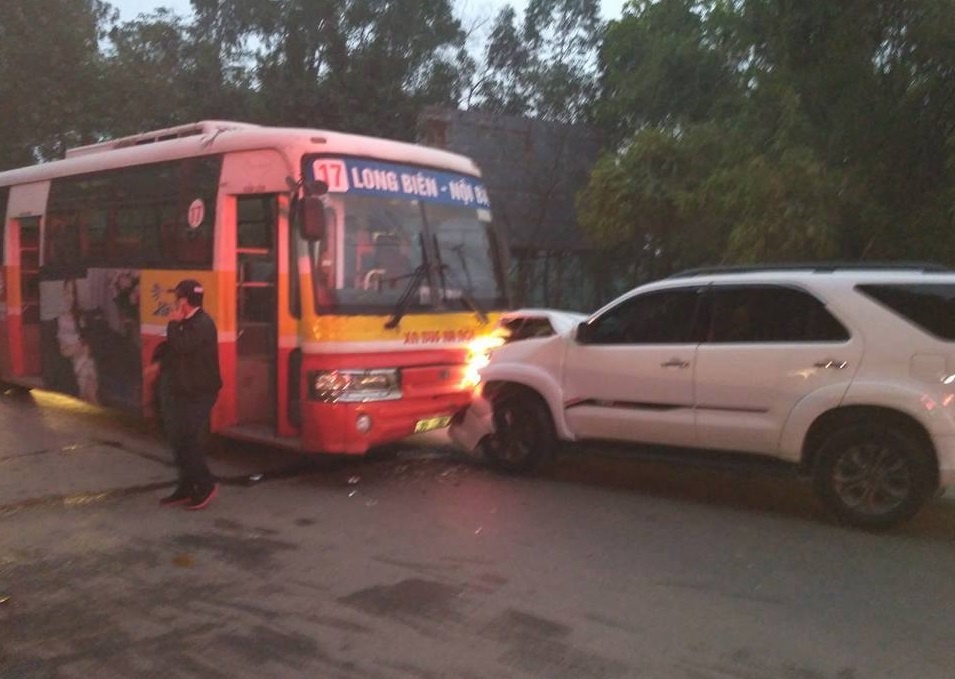 Oto Fortuner tong chet ong lao di bo o nga tu hinh anh