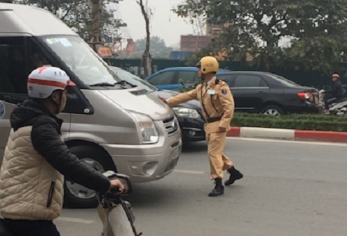 Clip oto Ford nhan ga thoat khoi CSGT dung chan dau hinh anh