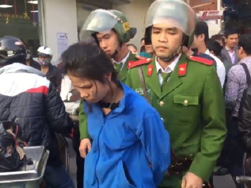 Nguoi dan truy duoi co gai nghi trom lam nao loan duong pho hinh anh