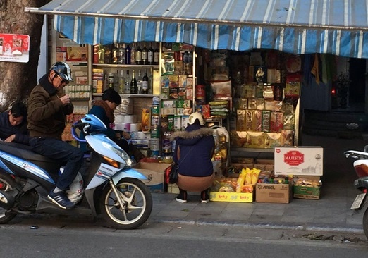 nữ chủ tiệm bị cướp kéo lê ảnh 1 nu chu tiem bi cuop keo le anh 1