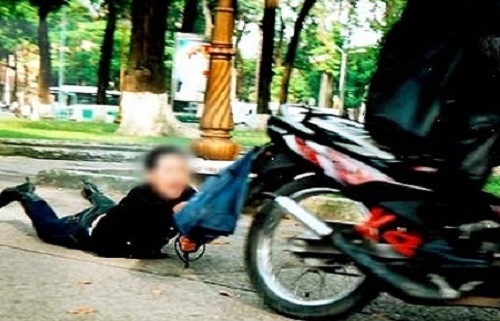 Nu chu tiem tap hoa keo do xe ke cuop tui xach hinh anh