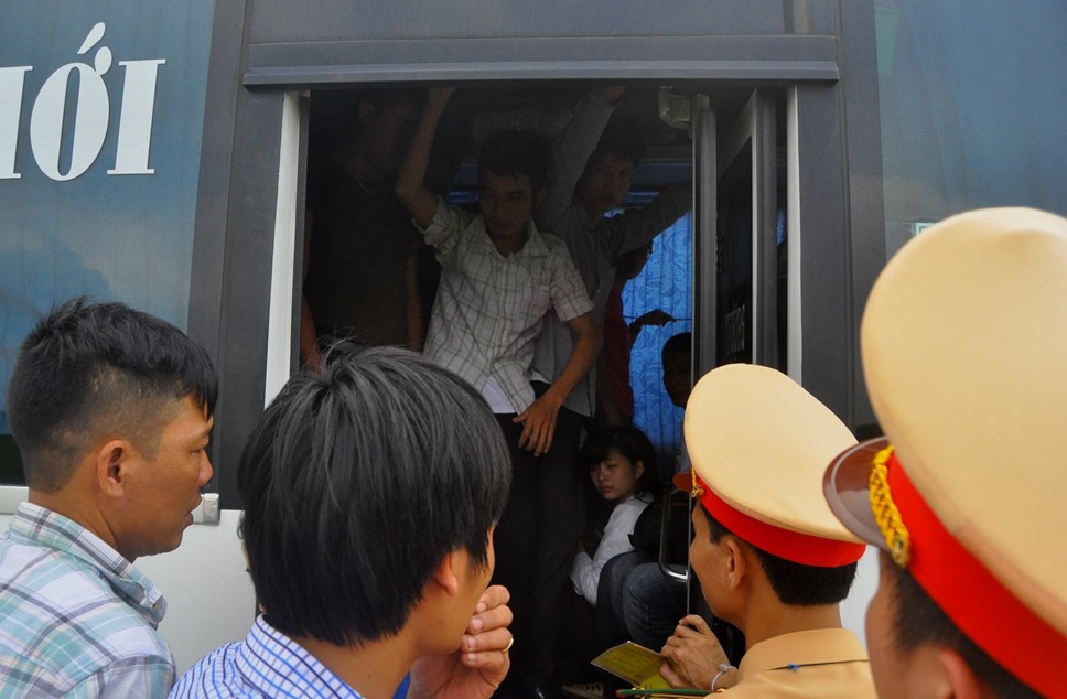 CSGT hoa trang xu ly xe nhoi nhet khach dip nghi le hinh anh