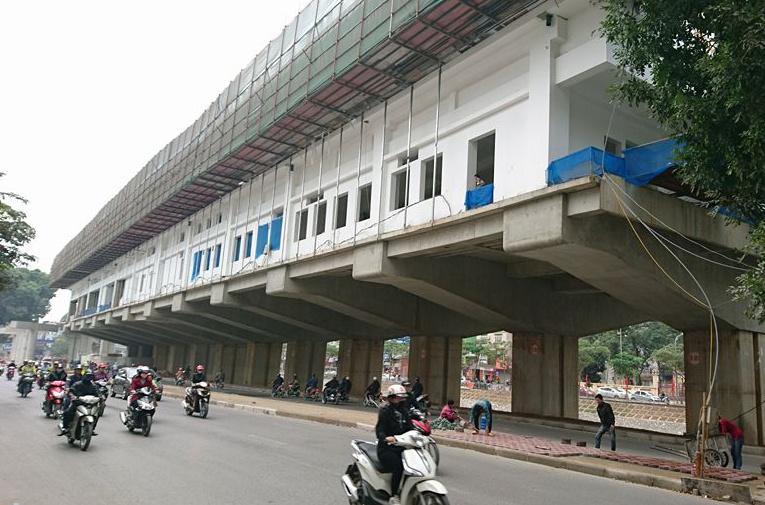 Thanh niên nghi rơi từ đường trên cao ảnh 2 Thanh nien nghi roi tu duong tren cao anh 2