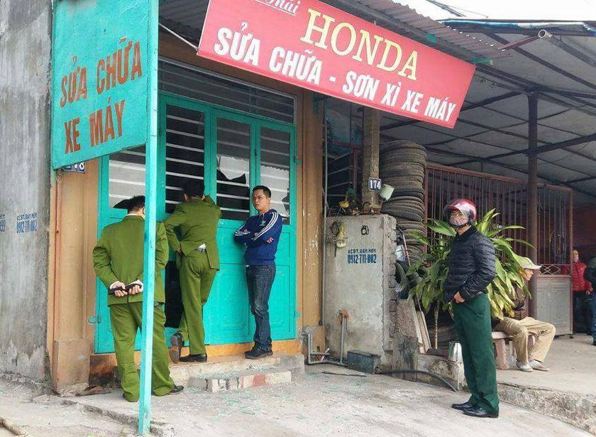 Nguoi dan ong nhot vo con roi co thu trong nha hinh anh