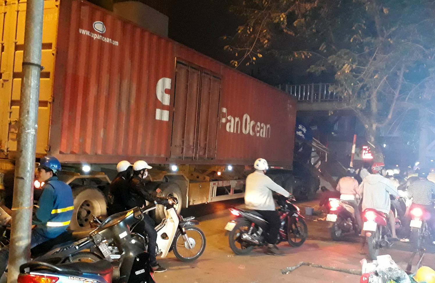 container dam gay bien bao o Xuan Thuy anh 2