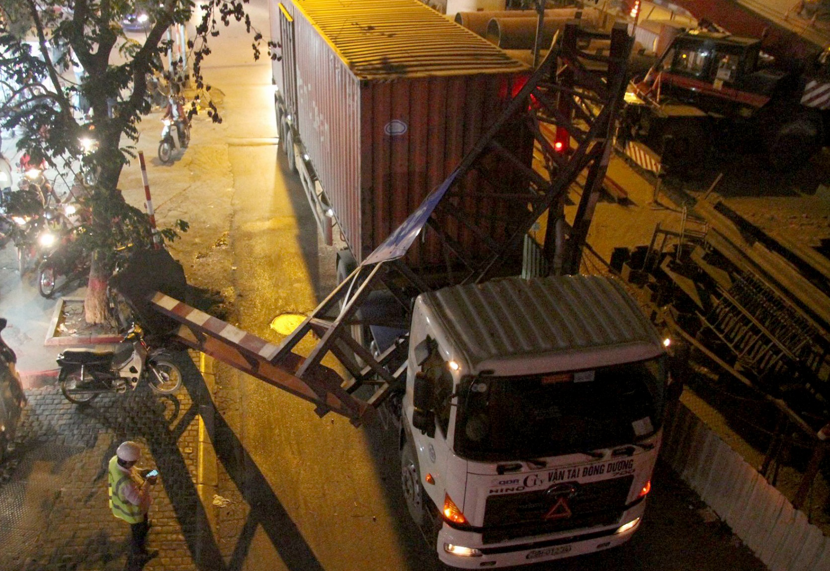 Xe container huc cong gioi han chieu cao, mac ket giua duong hinh anh