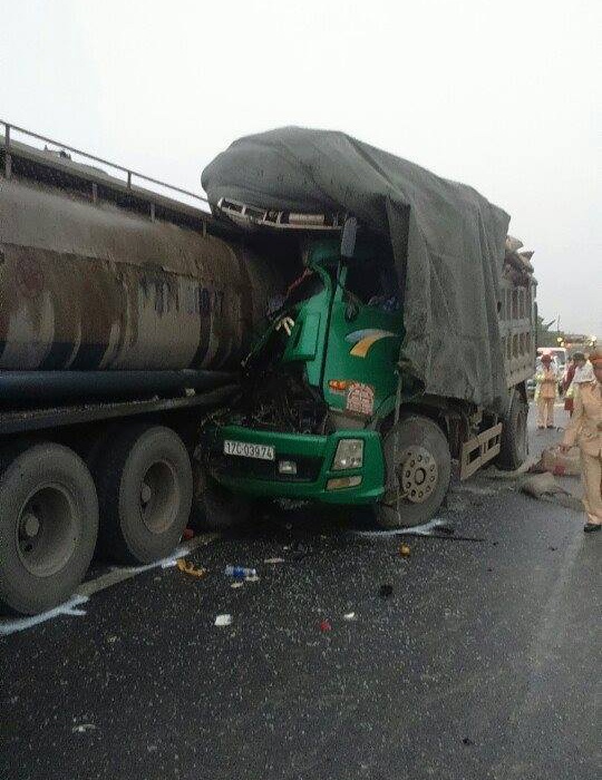 xe tải đâm xe đầu kéo ở Thái Bình ảnh 1 xe tai dam xe dau keo o Thai Binh anh 1