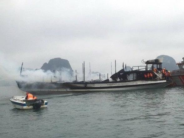 Cuu 21 nguoi khoi chiec tau chay tren vinh Ha Long hinh anh