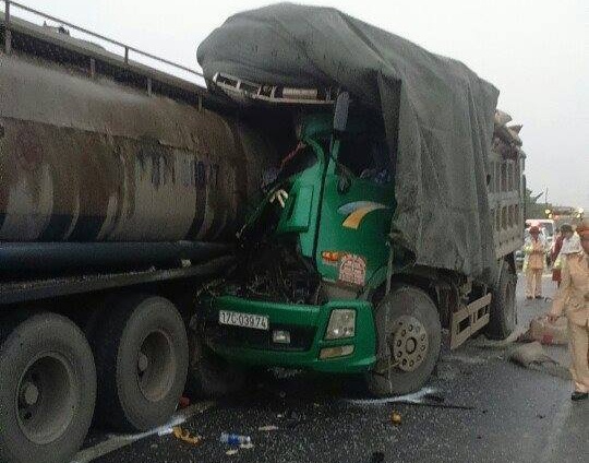 Dung xe kiem tra lop ven quoc lo, tai xe bi tong tu vong hinh anh