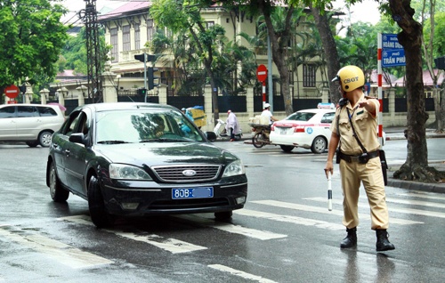 Cong an Ha Noi phat nguoi 88 xe bien xanh, bien do hinh anh