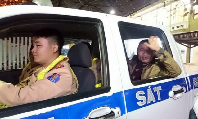 CSGT lai xe chuyen dung dua nguoi dan ve que don giao thua hinh anh