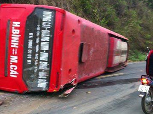 Xe khach mat phanh, lat ngang khi xuong doc Cun hinh anh