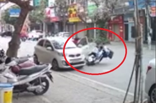 Nu sinh nam bat dong sau pha mo cua oto cua nu tai xe hinh anh