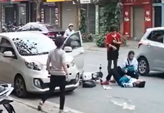 mở cửa ôtô hất nữ sinh ở Nam Định ảnh 1 mo cua oto hat nu sinh o Nam Dinh anh 1