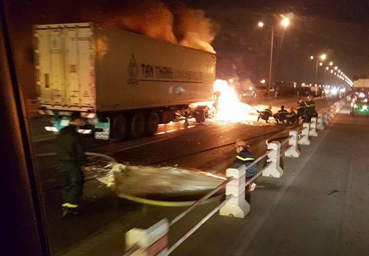 Xe container boc chay tren cau Thanh Tri, 2 nguoi thoat nan hinh anh