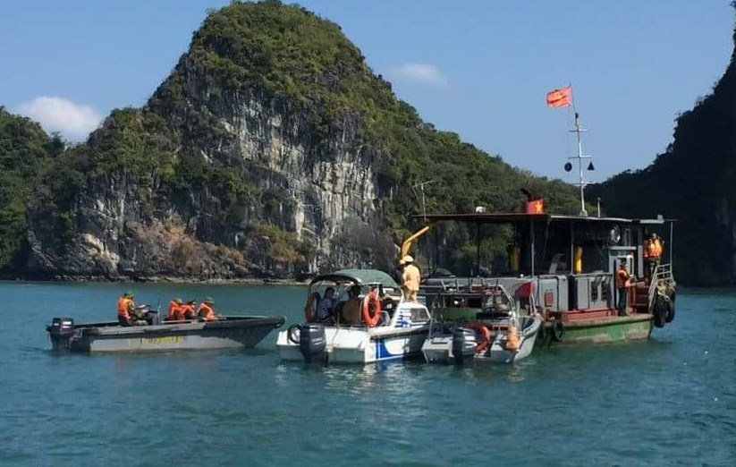 Khach Tay roi xuong vinh Ha Long voi qua ta buoc o chan hinh anh