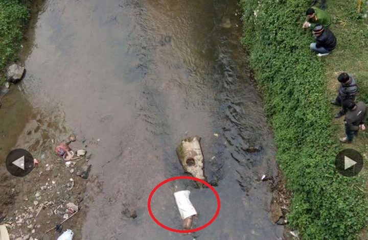 Thi the nguoi dan ong nhet trong bao tai troi tren suoi hinh anh