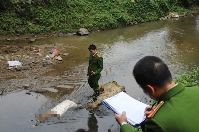 Thi the nhet trong bao tai tren suoi co nhieu thuong tich hinh anh