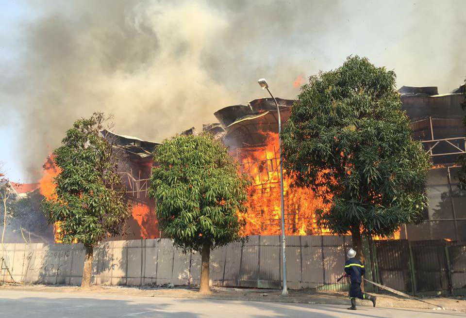 Nha xuong ven ho Tay chay ngun ngut hinh anh