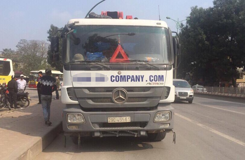 Dan duoi chan xe betong can tu vong co gai di xe tay ga hinh anh