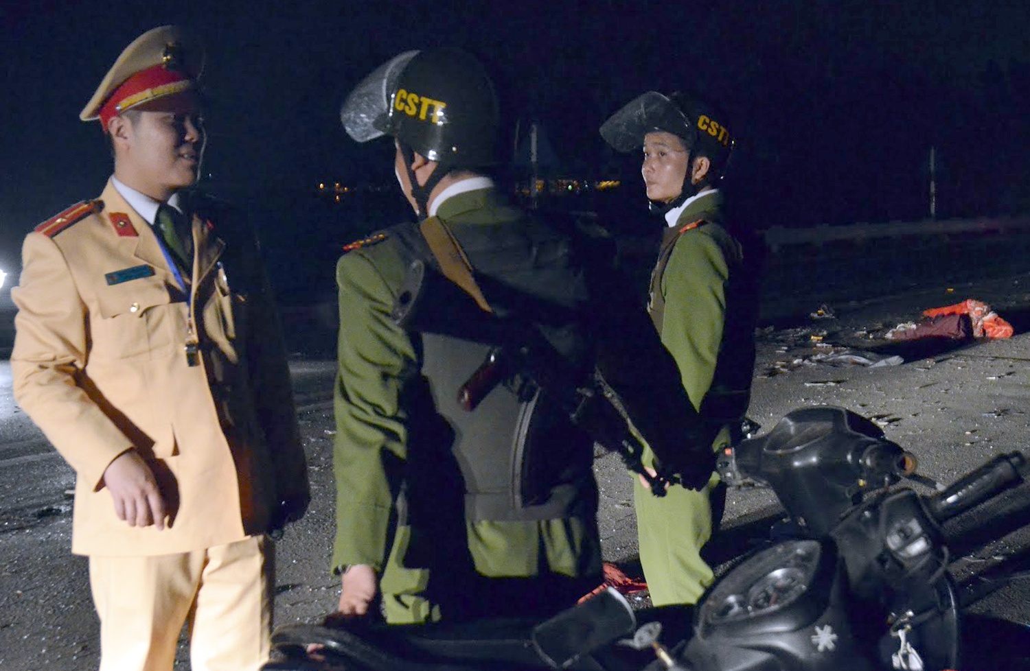 Canh sat deo AK bao ve hien truong vu no xe khach hinh anh