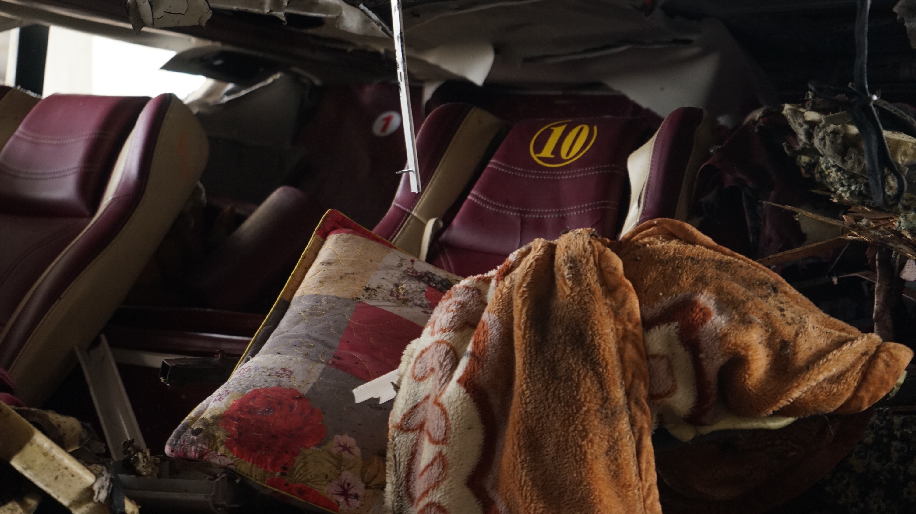 Ben trong xe giuong nam phat no giua dem lam 2 nguoi chet hinh anh