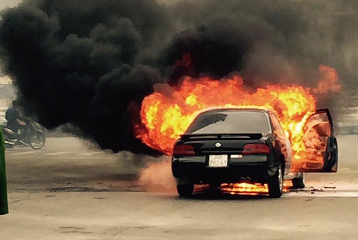 Xe hop chay ngun ngut tren pho trong gio cao diem hinh anh