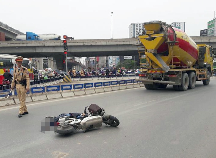 Nu sinh tren xe may dien tu nan duoi banh oto tron betong hinh anh