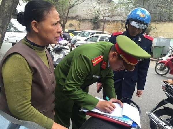 Phat 6 trieu dong nguoi phu nu vut rac ra via he pho co hinh anh