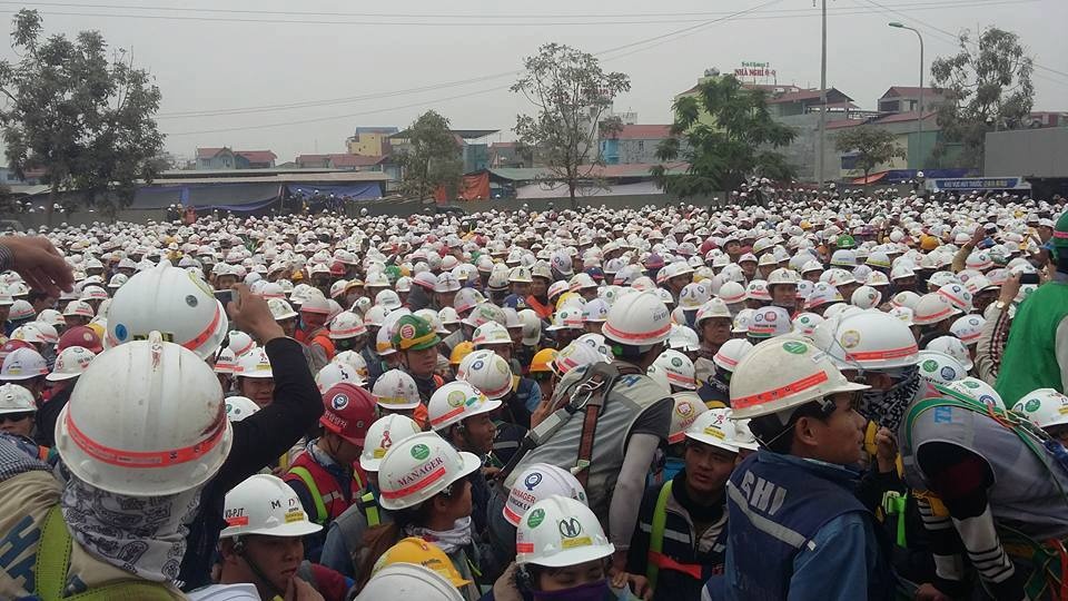 Dam dong tu tap sau vu xo xat o nha may Samsung hinh anh