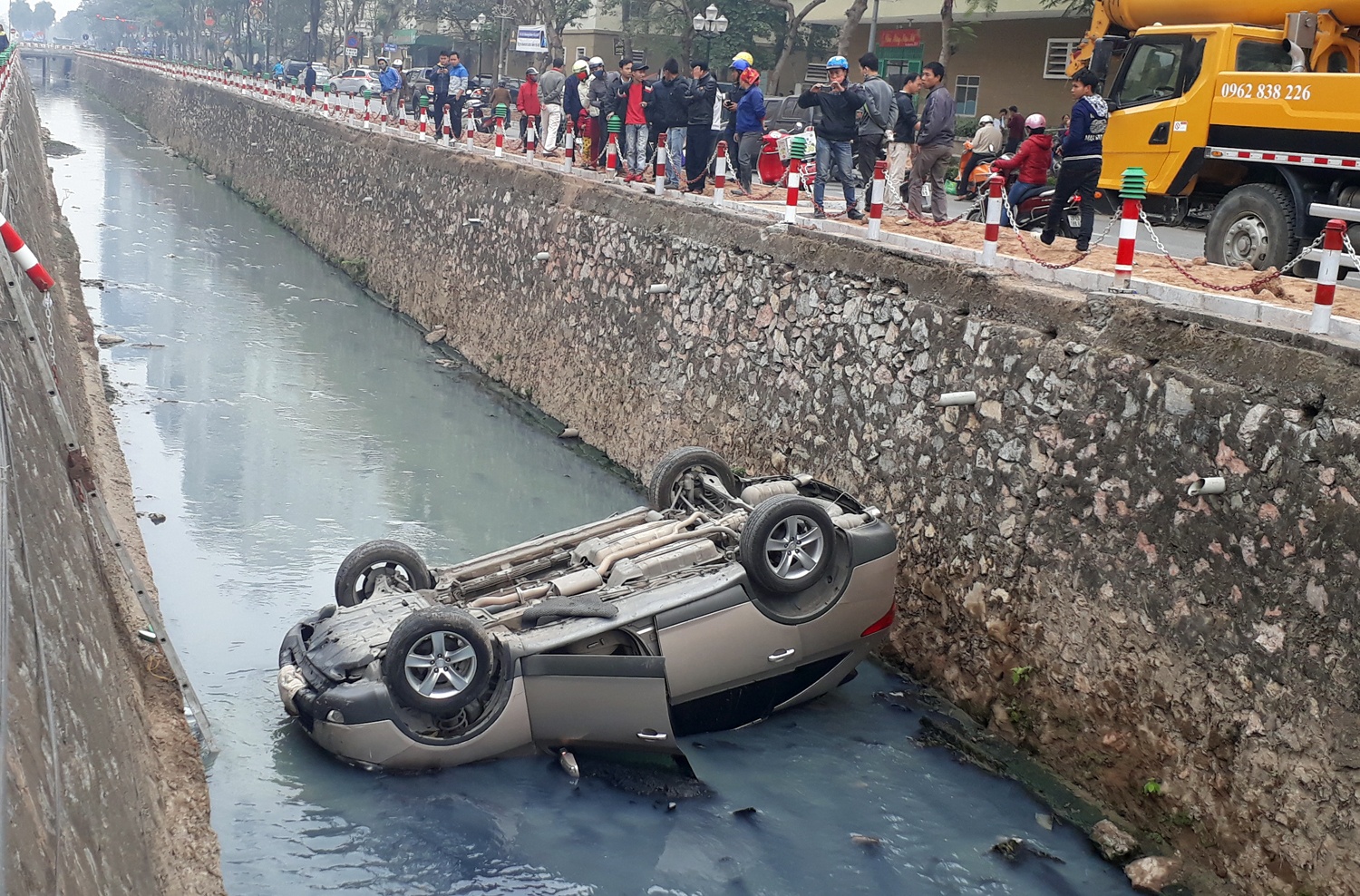 Nu tai xe lao thang oto 7 cho xuong muong nuoc hinh anh