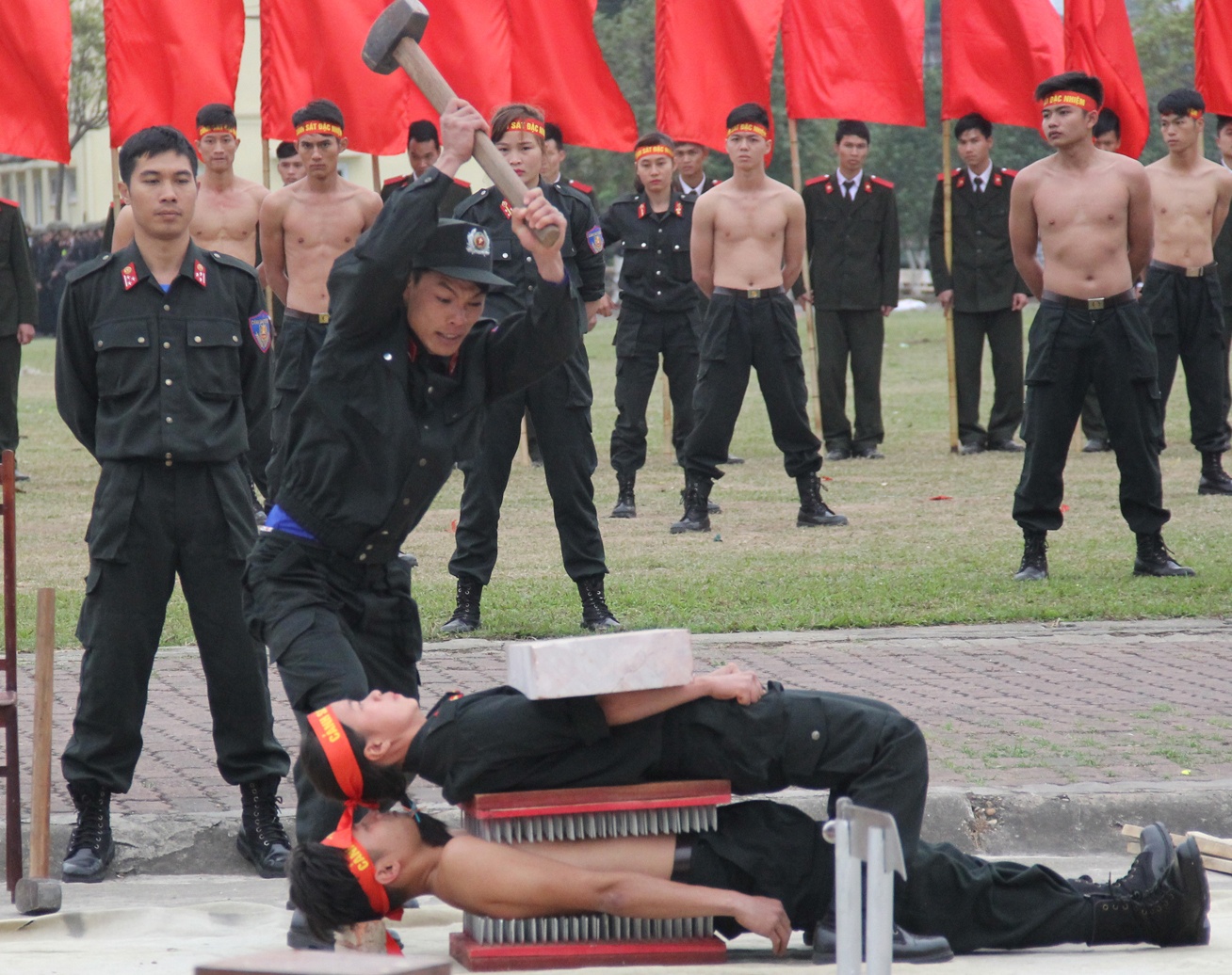 Nu canh sat dac nhiem bieu dien noi cong tren thao truong hinh anh