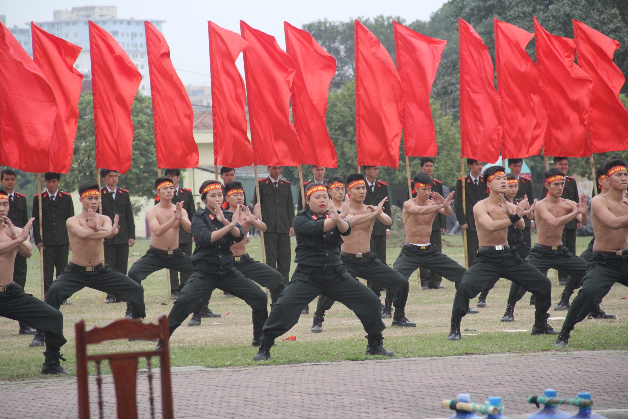 Canh sat co dong dac nhiem anh 1