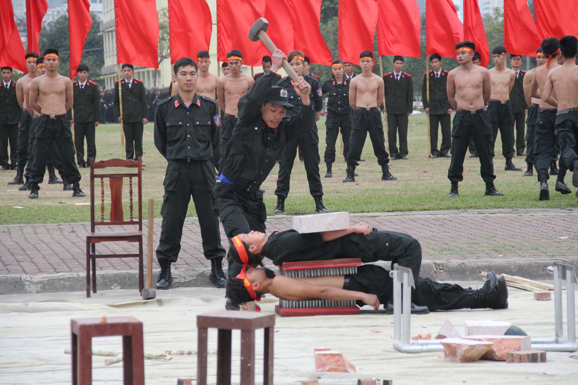 Canh sat co dong dac nhiem anh 4