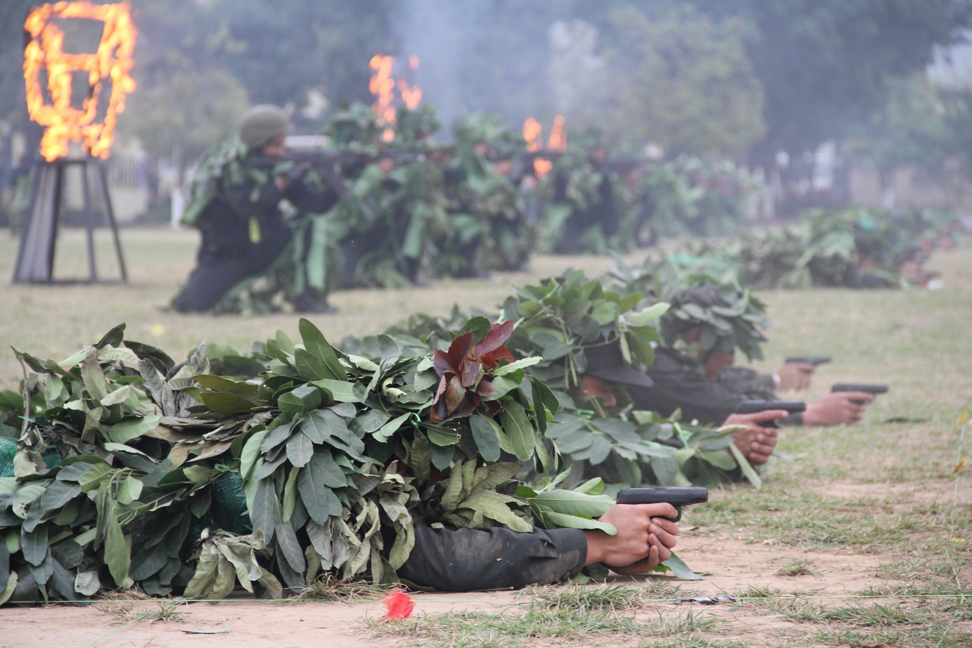 Canh sat co dong dac nhiem anh 5