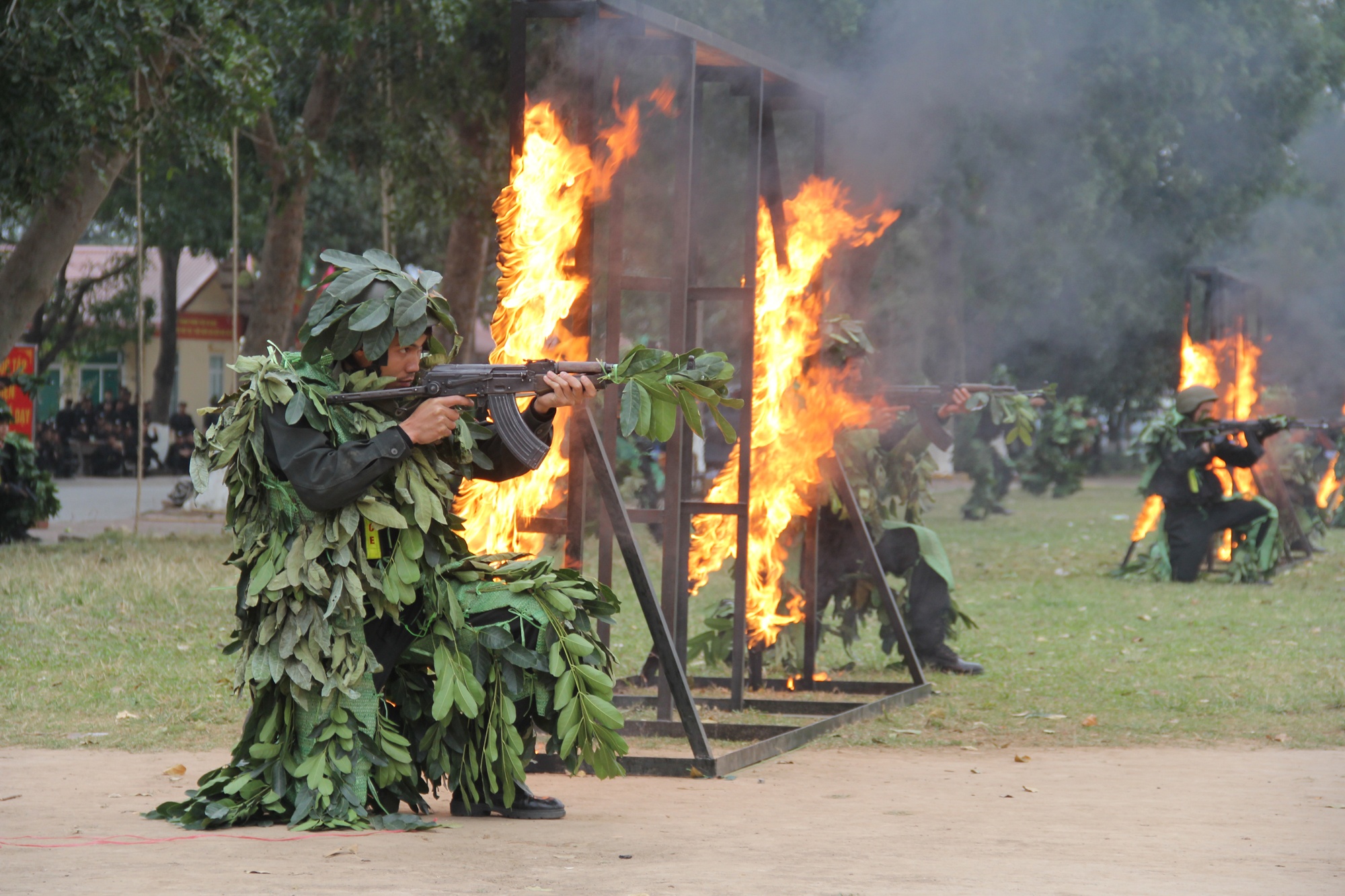 Canh sat co dong dac nhiem anh 6