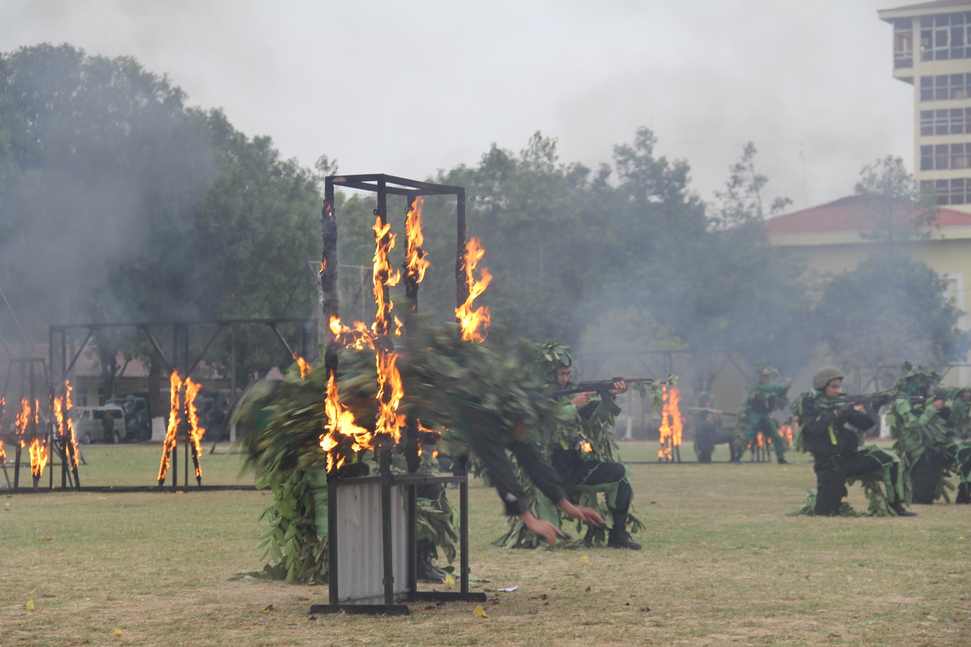Canh sat co dong dac nhiem anh 7