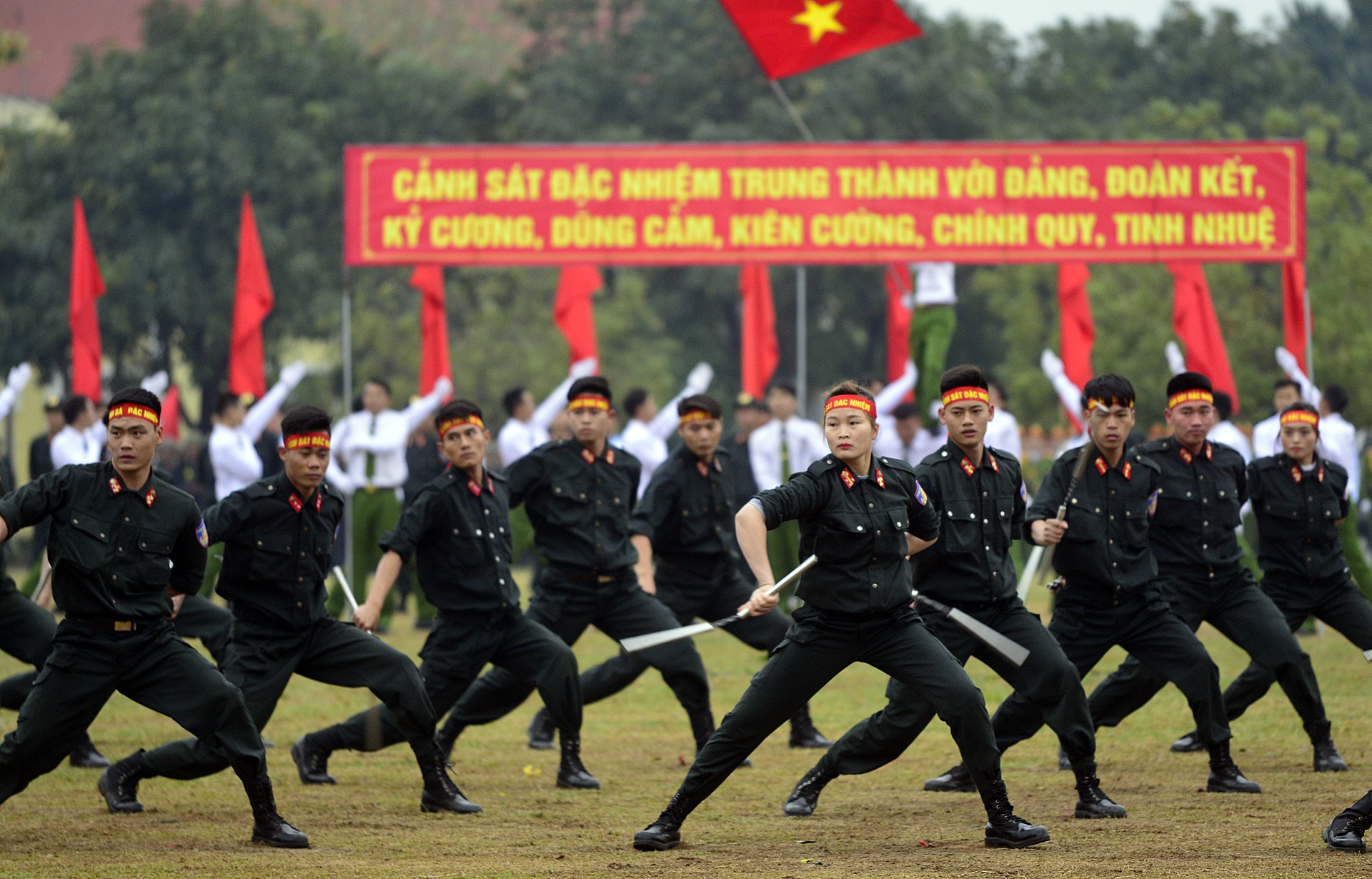 Canh sat dac nhiem giai cuu con tin anh 10