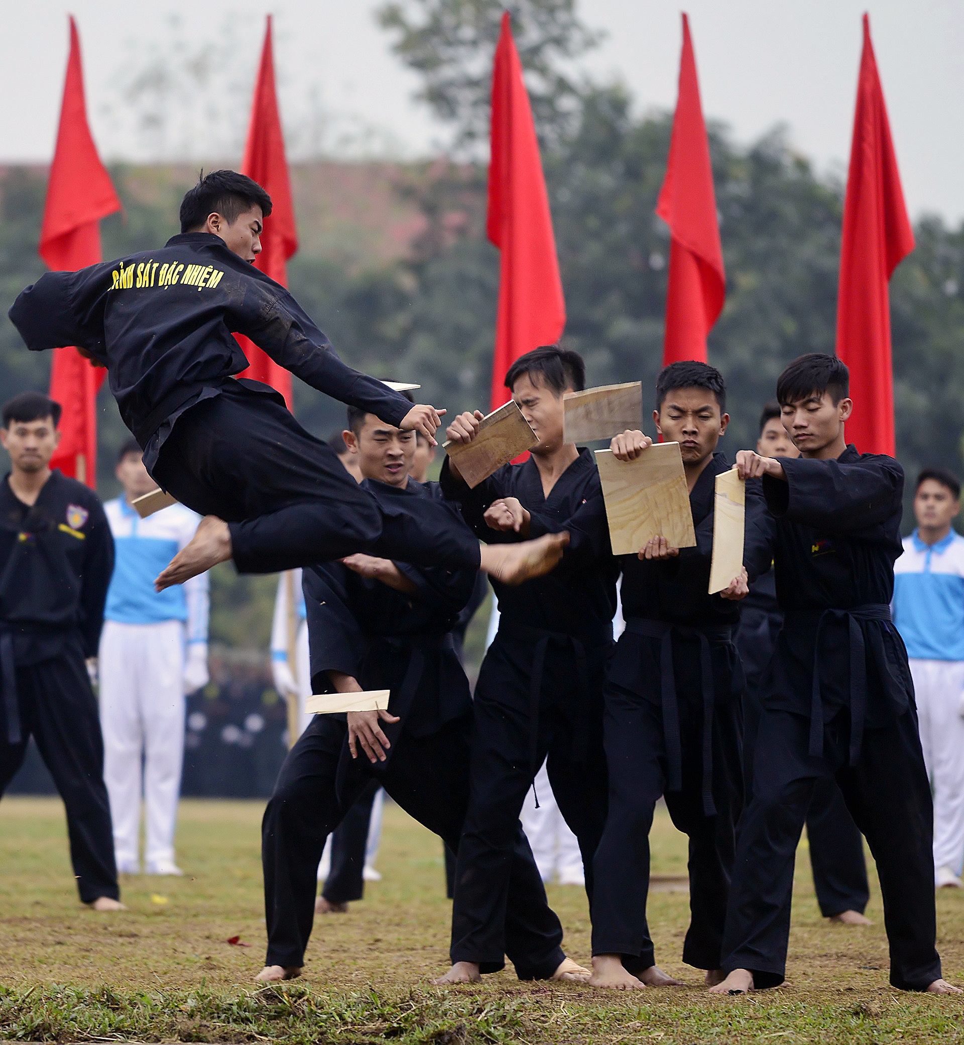 Canh sat dac nhiem giai cuu con tin anh 11