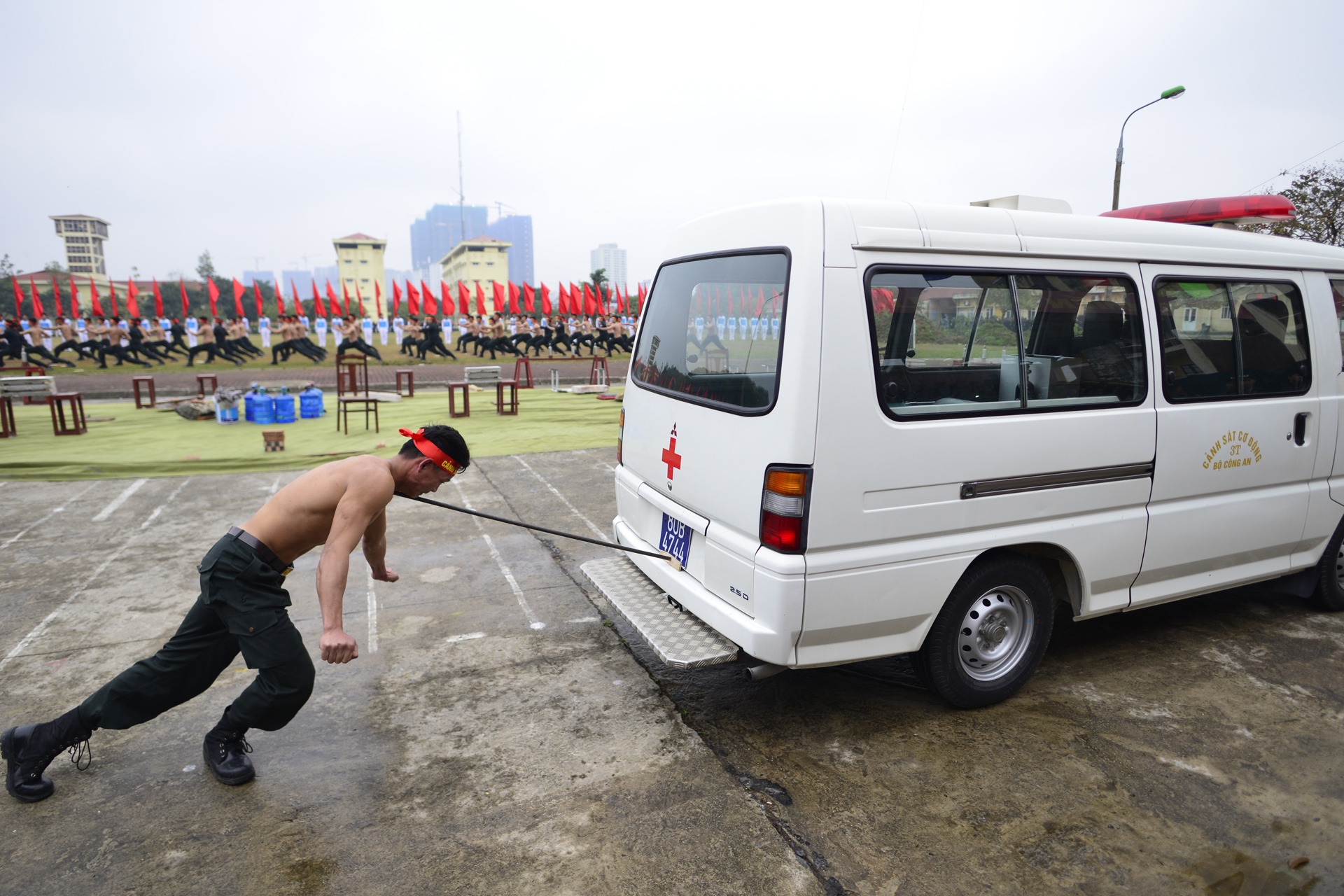 Canh sat dac nhiem giai cuu con tin anh 12