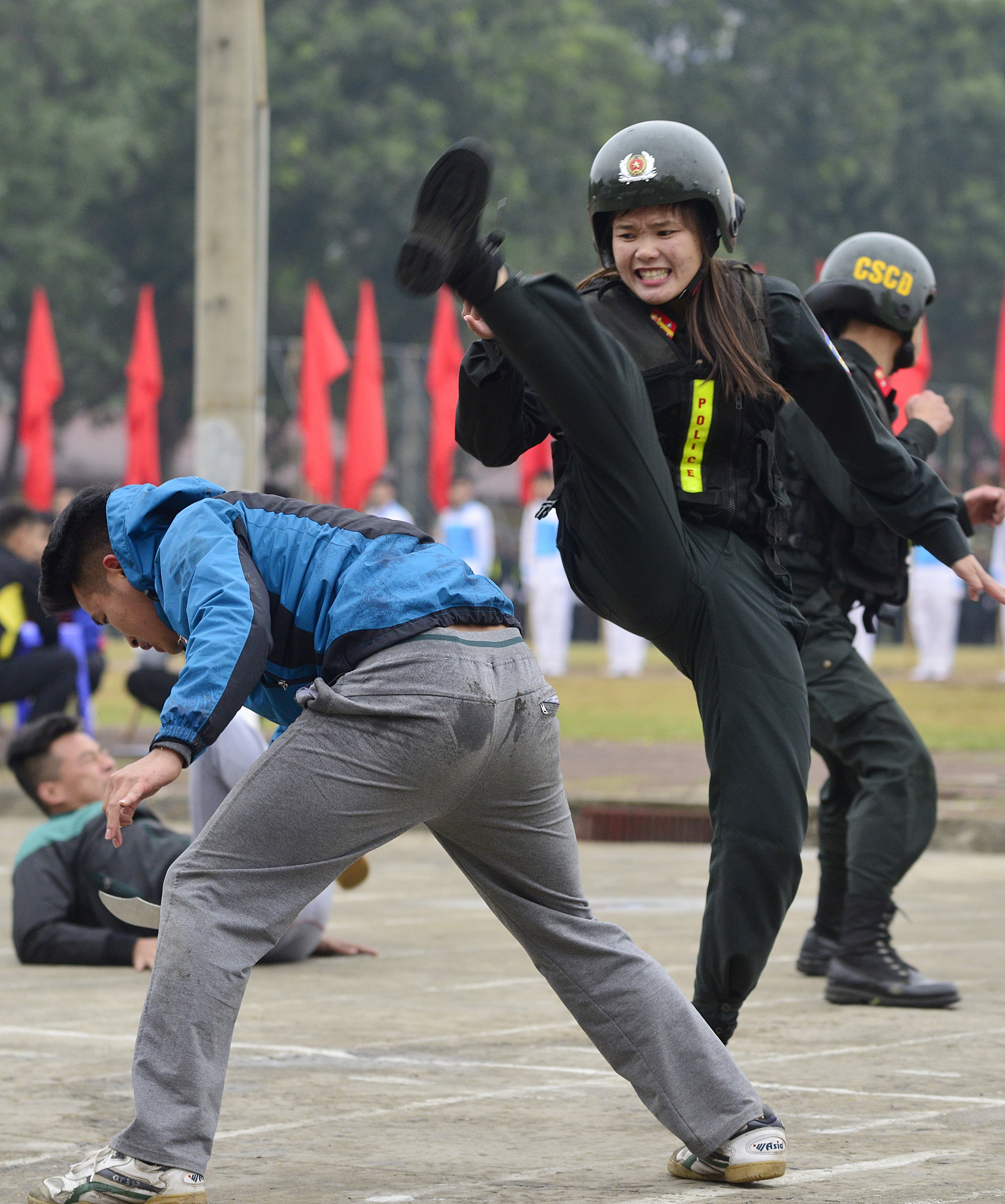 Canh sat dac nhiem giai cuu con tin anh 13