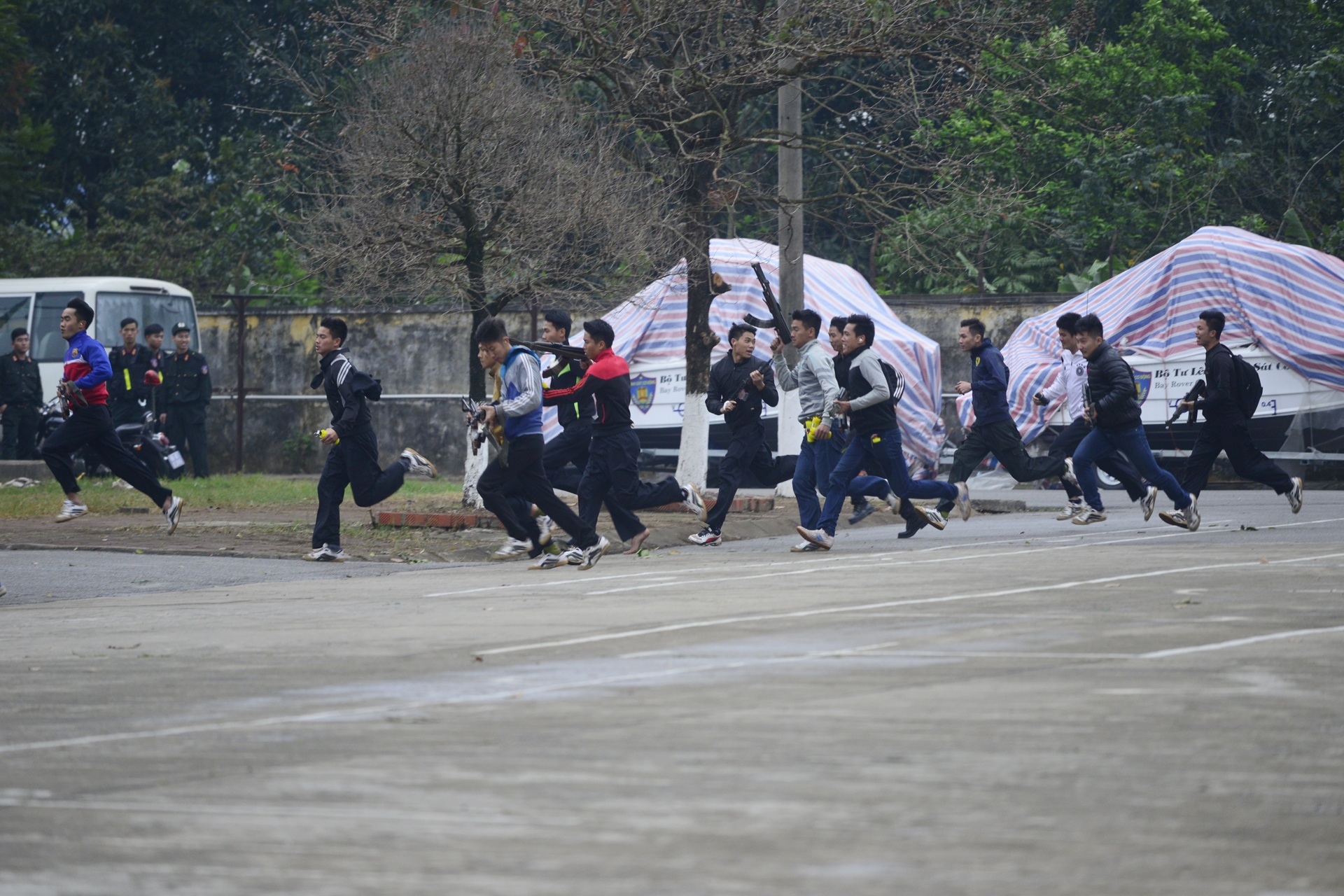 Canh sat dac nhiem giai cuu con tin anh 1